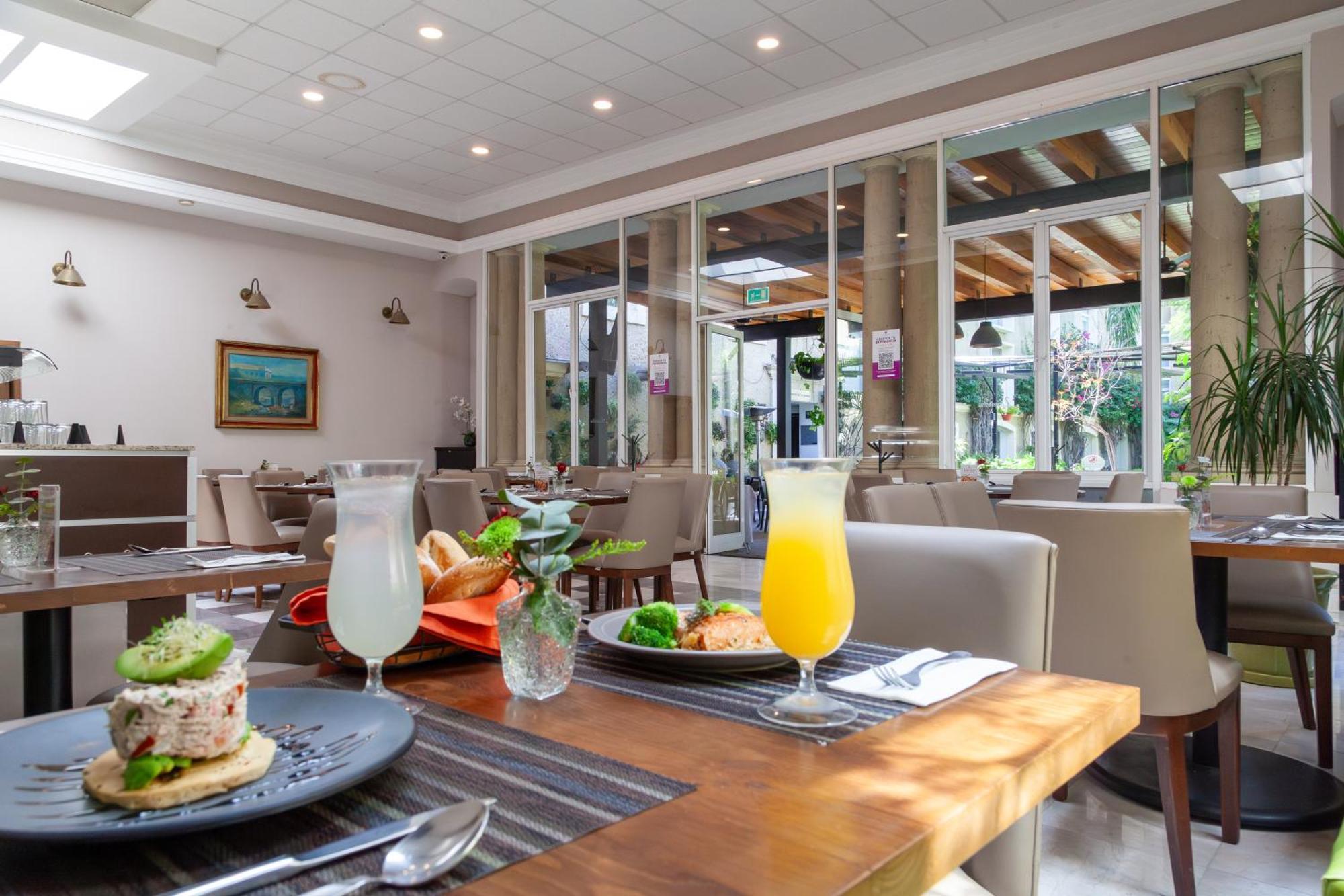 Plaza Camelinas Hotel Queretaro Bagian luar foto